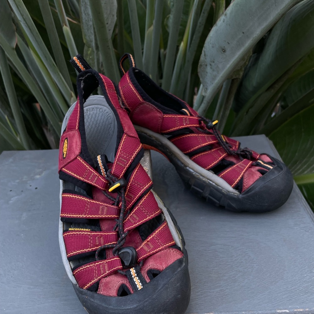 Wome Size 9 Red Keen Newports - Picture 2 of 6